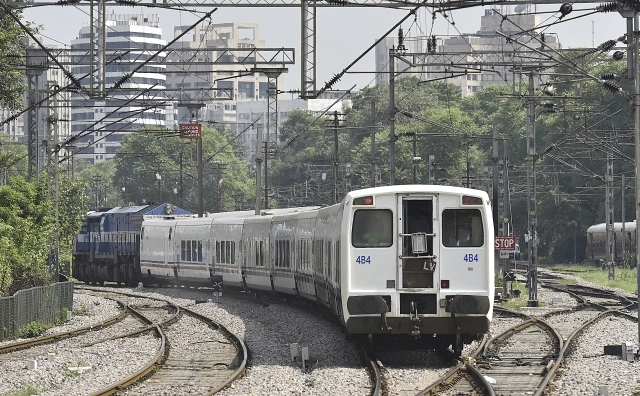 Railways To Become Net Zero Carbon Emission Mass Transportation Network by 2030